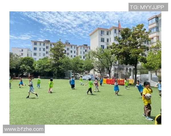 足球明星与孩子们的欢乐时光分享日常趣事与温馨瞬间