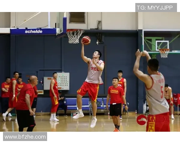 武汉篮球队在世界锦标赛中以100分稳居积分榜首位追赶者紧随其后